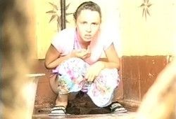 Девушка какает в туалете, заметив что за ней подглядывают