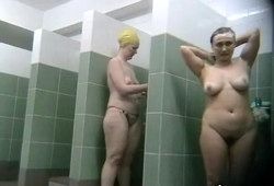 Женщины моются не зная про скрытую камеру в душе