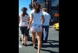 Парень смотрит на попки девушек при помощи скрытой камеры