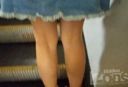 Парень подсматривает под платье в метро