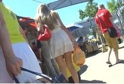 Девушке подсматривают под платье