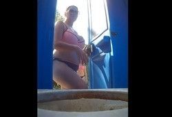 Толстушка писает в пляжном туалете