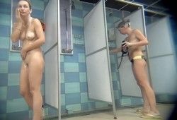 Подсматривают за моющимися бабами в душе