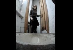 Девушки писают не замечая спрятанную камеру