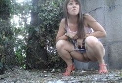 Молодая девка писает не замечая скрытую камеру