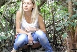 Девушка писает в кустах