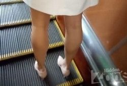 Подглядывают под юбку в метро