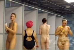 Подловили на камеру голых женщин в душе