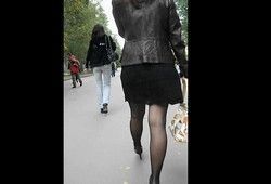 Под юбкой у молодой девушки