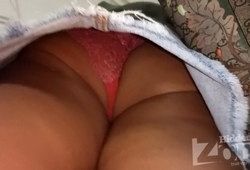 Подсматривает за девушками и снимает на камеру их трусики