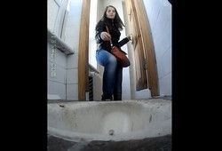 Девушки заходят в туалет и писают перед скрытой камерой