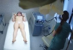 Голая девушка в салоне красоты