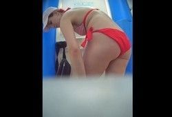 Пописала зайдя в пляжный туалет