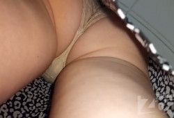 Засветила трусики под юбочкой