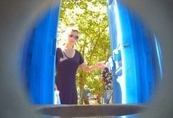Женщина засветилась в уличном туалете