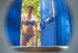 Рыжеватая бабенка справила нужду в пляжном туалете