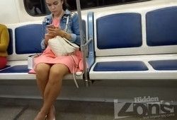Подсматривает под юбку красивой девушке