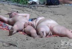 Женщина ублажает мужика на нудистском пляже
