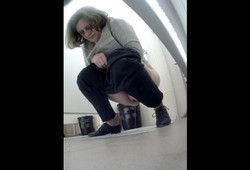 Подглядывают за девками в кабинке туалета