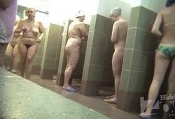 Взрослые бабенки принимая душ засветились на камеру
