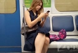 Подглядывает девушке под платье, чтобы увидеть ее трусики