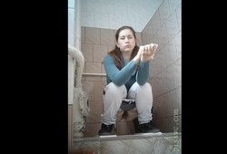 Камера снимает в туалете