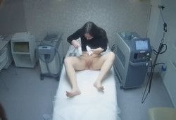 Девушка сняла трусы во время интимной эпиляции