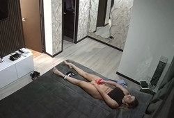 Симпатичная девка занялась мастурбацией